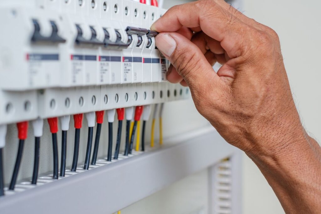 إصلاح أعطال الكهرباء السعودية