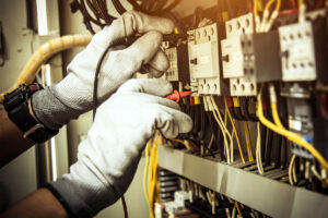 فحص القواطع الكهربائية