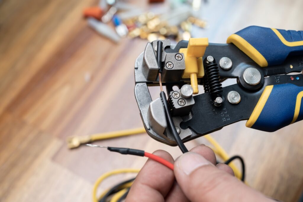 جهاز فحص العزل والمقاومة للكابلات