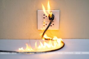 الشرارة الكهربائية داخل الجدران