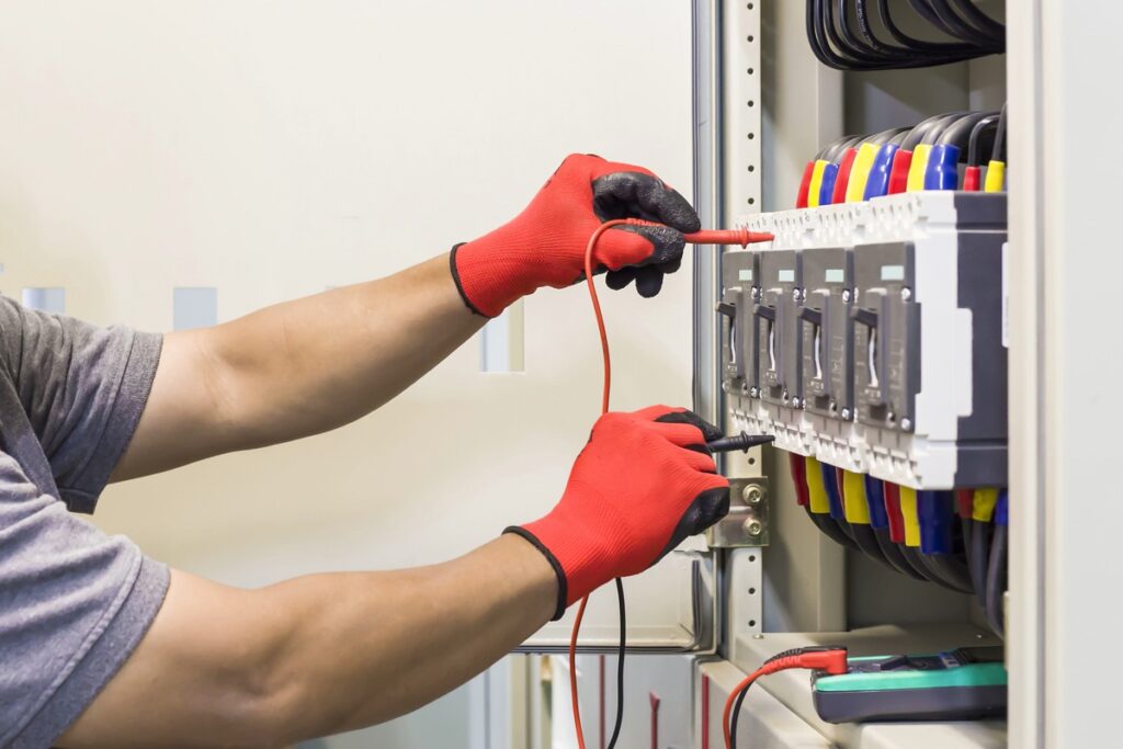 فحص الدوائر الكهربائية داخل المنزل