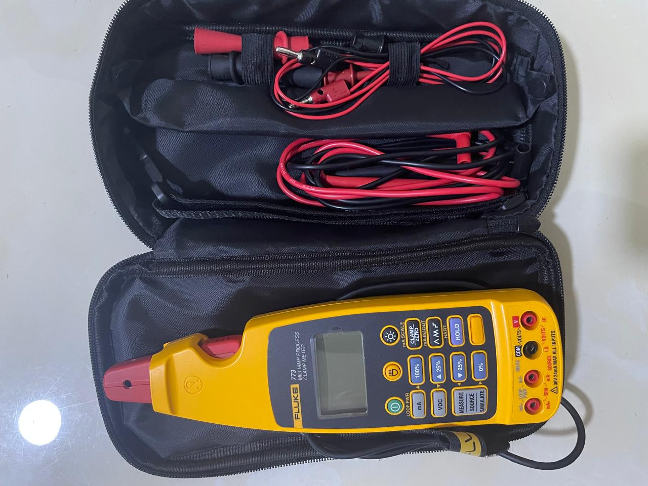 فحص الكابلات الكهربائية